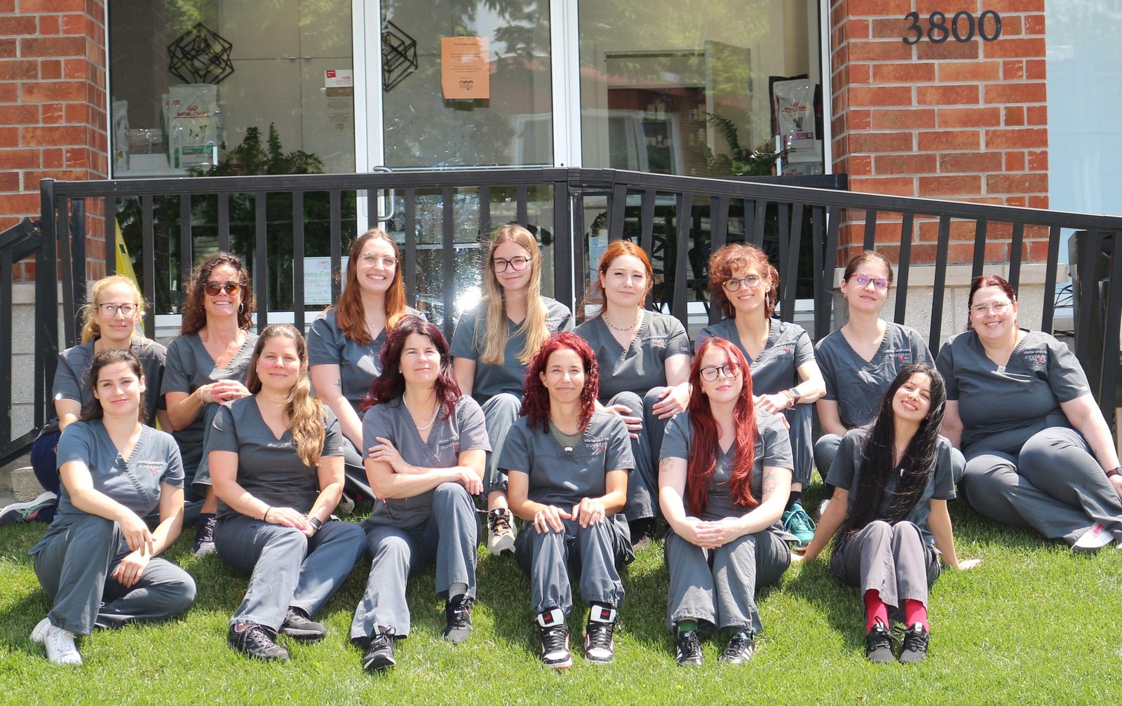 L'équipe de l'Hôpital Vétérinaire Duvernay devant la clinique